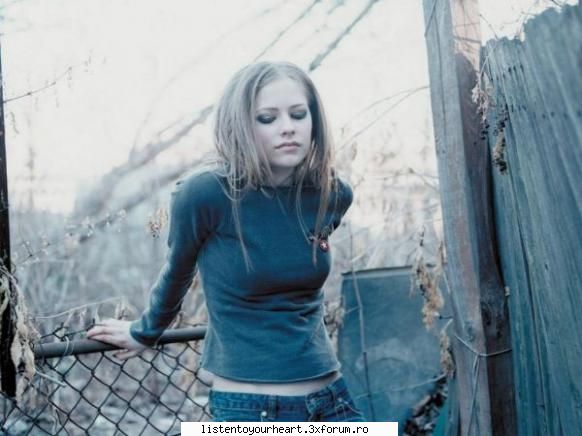 avril lavigne a aparut pe scena muzicala in vara lui 2002, odata cu piesa abordand pop-ul dintr-o